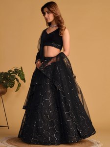Conjunto indio-pakistaní de lentejuelas negras, blusa de terciopelo con superposición de malla, lehenga, traje para boda o fiesta. - Product Image 5