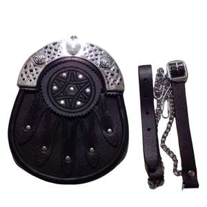 Esto es un sporran semivestimentario de cuero negro con un cantle con diseño de nudo celta y una bolsa para sporran. - Product Image 1