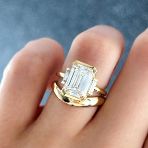 แหวนแต่งงานแบบสามเม็ด แหวนหมั้นสั่งทำพิเศษ ทองคำแท้ 14K เพชรเพาะเลี้ยงทรงเหลี่ยมมรกต 4.00 กะรัต รับรองโดย IGI ขอบเพชรครึ่งวง - Product Image 2