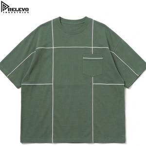 เสื้อยืดคอกลมโอเวอร์ไซส์สไตล์สตรีทแวร์สำหรับผู้ชายคุณภาพสูง ดีไซน์สีเขียวเซจแบบต่อผ้า พร้อมรายละเอียดขอบตัดสีตัดกัน - Product Image 1