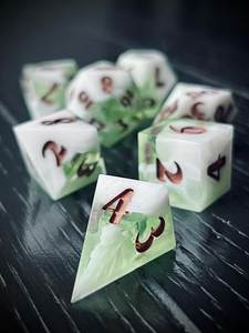Juego de dados de resina hechos a mano con diseño colorido para juegos de mesa, fiestas de juegos de rol y uso coleccionista - Product Image 6
