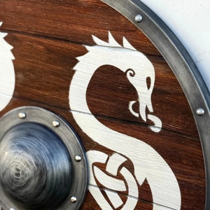 Plaque murale en bois d'acajou Pasha Enterprises, motif nœud de serpent double, avec disque central argenté et bordure métallique rivetée, artisanale - Product Image 5