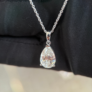 Colgante de Diamante Brillante en Forma de Pera de 2.50ct, Certificado por IGI, Oro Blanco de 14K, Joyería Fina - Product Image 1
