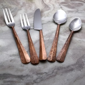 Ensemble de couverts en métal martelé antique disponible au meilleur prix, couverts élégants et luxueux, articles de cuisine, cadeaux de déménagement, nouvelle arrivée - Product Image 1
