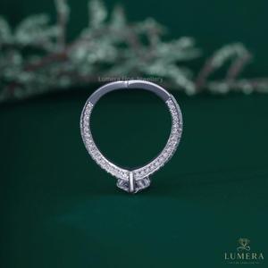 Bague de fiançailles solitaire en diamant taille poire 2,76 carats, or blanc 18 carats, avec bande pavée à branches fendues, diamant de laboratoire - Product Image 6
