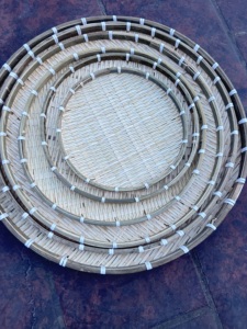 Plateaux de séchage et de service ronds en bambou tressé faits à la main pour produits agricoles, herbes et aliments, 6 tailles, lot de 6 - Product Image 6