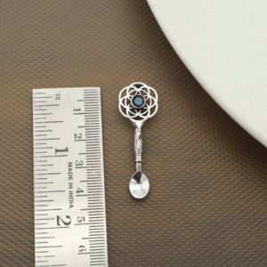 Pendentif Cuillère Vintage avec Pierre Saphir Motif Fleur, Bijou Unisexe Plaqué Argent Antique, Breloque Tendance - Product Image 5