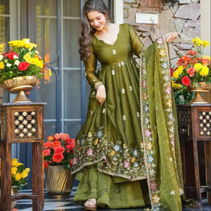 Traje de Gala Sharara con Dupatta de Seda Suave y Texturizada con Bordado Multicolor de Lentejuelas - Product Image 1