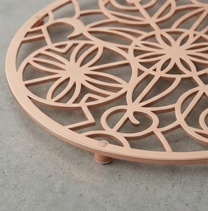 Posavasos Redondo de Metal Dorado Rosa con Diseño Floral, Resistente al Calor, para Decoración de Mesa de Cocina o Comedor - Product Image 3