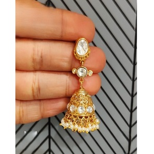 Atractivos Pendientes Colgantes en Forma de Campana de Latón Chapado en Oro con Moissanita y Perla de Imitación, Modernos para Fiestas y Bodas para Mujer - Product Image 1