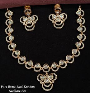 Conjunto de collar de latón puro con incrustaciones Kundan de primera calidad, ideal para atuendos étnicos y occidentales, uso minimalista, ropa de oficina, diseño hermoso. - Product Image 1