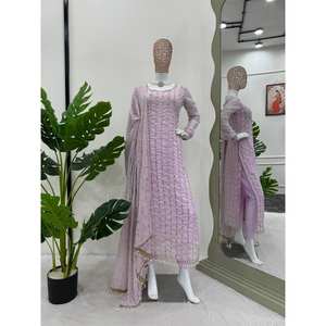 Costume XL de créateur avec motifs fantaisie en dentelle et rivets - Product Image 2