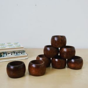 Rond de serviette en bois sophistiqué qui apporte une touche élégante à la présentation des repas - Product Image 1