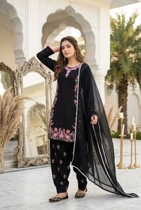 Ensemble prêt-à-porter en soie romaine noire, entièrement brodé par des artisans, avec bordure en dentelle fantaisie, comprenant haut, bas et dupatta. - Product Image 2