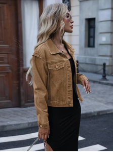 Chaqueta Varsity de Mezclilla Color Bronceado para Mujer, Marca TRIBON SPORTS, Manga Larga, Cuello Camisero, Lavada, con Parche de Leopardo, Color Sólido, Corte Regular - Product Image 6