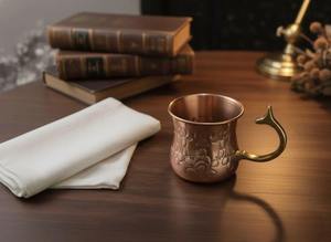 Tasse en cuivre gravée à motif floral, vaisselle élégante idéale pour le thé, le café, l'eau, le service des invités et la consommation à la maison, provenant d'Inde. - Product Image 3