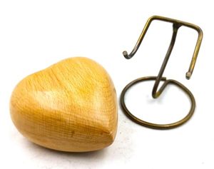 Urne funéraire exclusive en bois en forme de cœur pour cendres, avec un design artistique et un fermeture sécurisée - Product Image 6