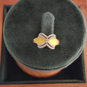 แหวน Namivaa Criss Cross Infinity แบบฝังเพชรสองสี ดีไซน์เนอร์แบนด์สำหรับผู้หญิง สวมใส่ได้ทุกวัน ของขวัญสำหรับงานปาร์ตี้ ผิวขัดเงา - Product Image 2