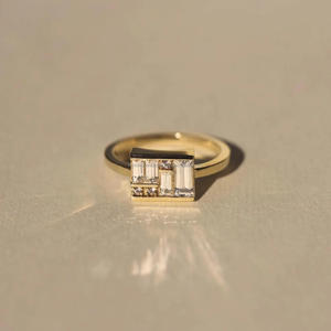 Bague de luxe en argent 925 avec diamant de laboratoire taille baguette, design rectangulaire doré, bijoux de mode - Product Image 1