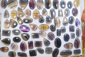 Cabujón de fluorita natural suelta, con bandas moradas y verdes, piedra preciosa curativa al por mayor. Piedras preciosas de origen ético de Jaipur. - Product Image 2