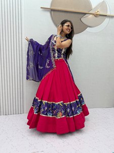 Conjunto de Lehenga Choli y Dupatta de Seda, Rayón, Algodón y Georgette con Bordado de Espejos Auténticos y Estampado Posicional - Product Image 3