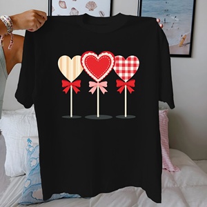 Tres piruletas en forma de corazón en una fila Camiseta de algodón puro para mujer ajuste cómodo - Product Image 3
