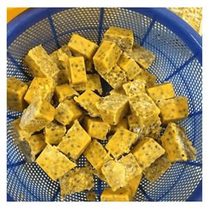 Purée de fruits de la passion surgelée IQF avec pépins, à base de pulpe de fruit de la passion avec pépins, pour boissons, glaces et cuisine. - Product Image 3