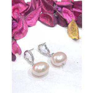 Pendientes de moda con circonita de la mejor calidad y acabado plateado glamuroso para mujeres y niñas, ideales para looks de noche y fiestas. - Product Image 1