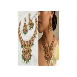 Magnifique ensemble collier et boucles d'oreilles Jadau classique en laiton plaqué or de qualité supérieure, idéal pour mariage, fiançailles, anniversaire ou comme cadeau de fête - Product Image 1