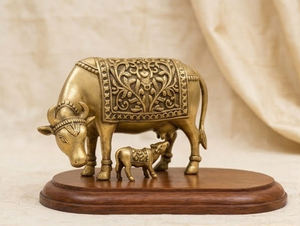 Idole artisanale en laiton Kamdhenu Vache et Veau, motif floral Art Déco, écologique, pour la décoration spirituelle de la Puja, objet décoratif pour temple domestique, cadeau - Product Image 4