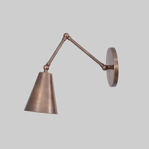 Applique murale moderne en laiton avec bras réglable, style industriel géométrique, éclairage de chambre, design intérieur durable - Product Image 1