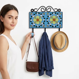 Porte-manteau mural rétro en céramique à motif floral avec 3 crochets, multifonctionnel pour vêtements et accessoires - Product Image 1