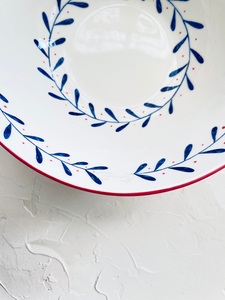 Elegante Tazón de Cerámica para Comedor con Delicado Diseño de Enredaderas Azules, Acabado Brillante para una Presentación Contemporánea en la Cocina - Product Image 3