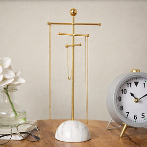 Expositor de Joyería Compacto con Barras Colgantes de Múltiples Niveles, Diseño que Ahorra Espacio, Organizador Elegante para Collares que Evita Enredos - Product Image 1