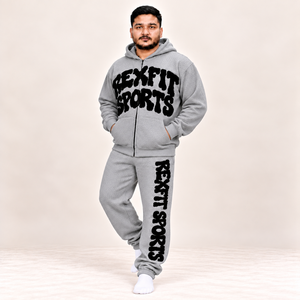 Conjunto de Sudadera con Capucha y Pantalones Jogger Unisex Gris Claro Texturizado con Diseño de Letras Negras, Etiqueta Personalizada, Ropa Urbana al por Mayor - Product Image 1
