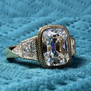 Anillo de Compromiso de Oro Amarillo de 18K con 5.74CT de Diamantes en Total, Anillo de Lujo con Diamante Cultivado en Laboratorio de Corte Cojín de 4.50CT - Product Image 2