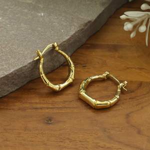 Boucles d'oreilles créoles en bambou, petites, en laiton doré texturé, géométriques, avec fermoir à loquet, bijoux minimalistes, cadeau pour elle - Product Image 1
