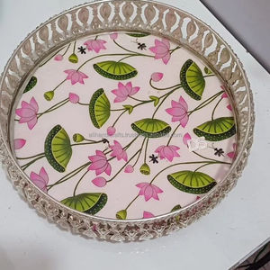 ถาดเสิร์ฟโลหะทรงกลมลายดอกบัวสีชมพูและใบไม้สีเขียว พร้อมขอบลายฉลุสีเงิน - Product Image 1