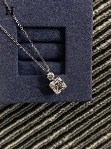 Colgante de Diamante con Corte Asscher Personalizado al por Mayor, Diseño Minimalista en Oro, Joyería Fina con Diamante Certificado IGI/GIA - Product Image 1