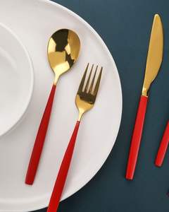 Couverts de style urbain contemporain, conçus pour des repas modernes, offrant une esthétique épurée et une présence de table assurée. - Product Image 5