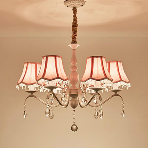 Lustre doré sophistiqué mettant en valeur des accents en céramique vert pâle et des abat-jour en tissu crème effilé, au prix de gros. - Product Image 3