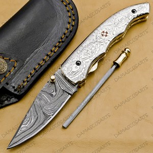 Herramienta Plegable de Acero de Damasco Hecha a Mano OEM con Mango de Metal Grabado, Pin de Mosaico, Revestimientos Decorativos de Latón y Afilado - Product Image 2