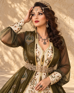Caftan Maxi Élégant Vert Olive et Ivoire Brodé en Velours Prune avec Manches Transparentes et Dos Drapé pour Femme Musulmane Mishkat Couture - Product Image 2