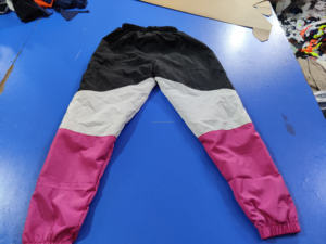 กางเกงวอร์มกีฬาผู้ชายคุณภาพสูง น้ำหนักเบา กันลม สไตล์สตรีทแวร์ ผลิตจากโพลีเอสเตอร์ กันน้ำ กันยับ มีเชือกผูก - Product Image 2