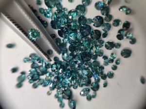 Diamants bleus naturels, taille brillant rond, 1-6 mm, traités thermiquement, qualité VVS-VS, provenant du Maharashtra, pour la fabrication de bijoux - Product Image 3