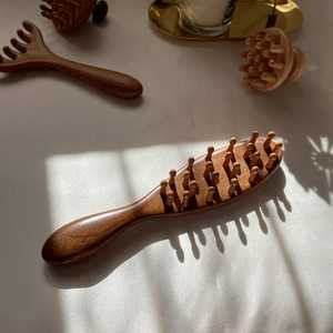Peigne de massage en bois personnalisé à dents larges pour démêler les cheveux, peigne de toilettage avec logo gravé pour un usage cadeau - Product Image 4
