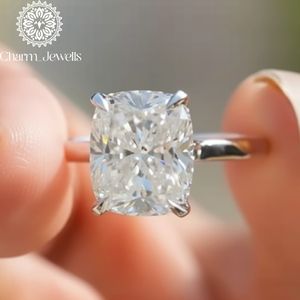 Bague de fiançailles Charm_Jewells en moissanite taille coussin, or massif 18 carats, sertissage à griffes, style classique pour femme - Product Image 4