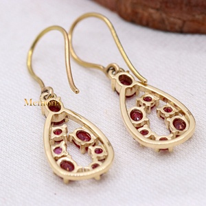 Boucles d'oreilles pendantes en or jaune massif 14 carats avec rubis naturels et pierres multiples, en forme de goutte ouverte, collection Memoria Jewels, bijoux fins, vente en gros - Product Image 2