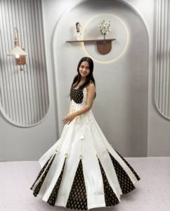 Conjunto de Lehenga Tradicional para Boda India, Blanco y Negro, de Algodón, Largo hasta el Suelo, Corte Regular, Vestido Étnico para Mujer, Estilo India Pakistán - Product Image 3
