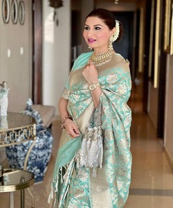 Sari de Seda Verde Claro, Vestido Tradicional Indio para Bodas, Estilo Banarasi, Drapeado con Patrón de Borde para Ceremonias - Product Image 2